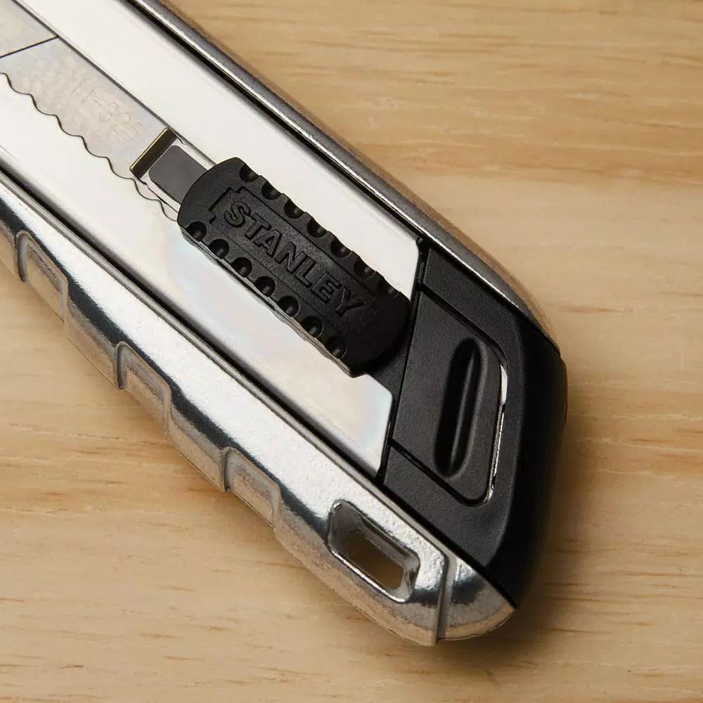 Stanley Xtreme 25 mm Snap-Off Ratcheting Knife with Die-Cast Metal Handle