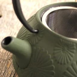 BergHOFF Cast Iron 1.2 Qt. Dark Green Teapot with 18/10 Stainless Steel Mesh Filter thumbnail 3