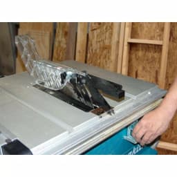 Makita 10 in. 15 Amp Corded Contractor Table Saw with 25 in. Rip Capacity thumbnail 9