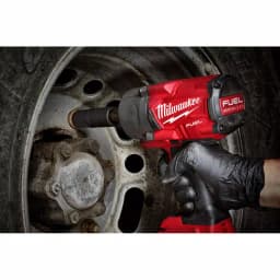 Milwaukee M18 FUEL 1/2 in. Impact Wrench with ONE-KEY, Extended Anvil Kit with 2 Batteries thumbnail 9