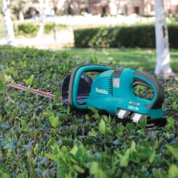 Makita 36V (18V x2) LXT Cordless Hedge Trimmer Kit with (2) 5.0 Ah Batteries and Dual Port Charger thumbnail 4