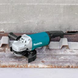 Makita GA9060 9 in. Angle Grinder, 15 Amp, 6600 rpm thumbnail 2