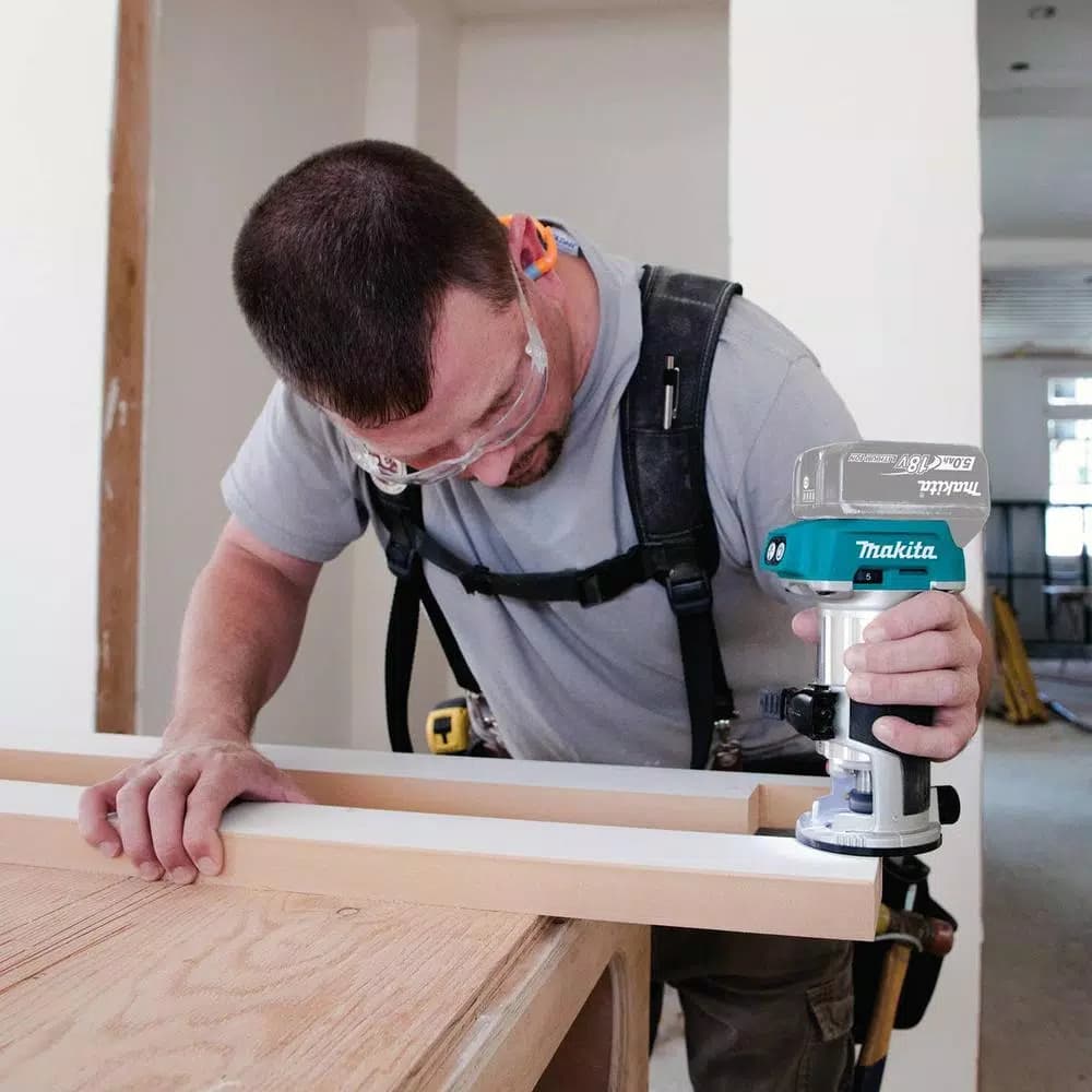 Makita 18V LXT Lithium-Ion 4.0 Ah Battery & Rapid Optimum Charger Starter Pack with Bonus Brushless Compact Router