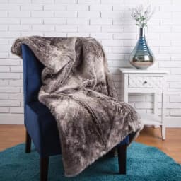 Glitzhome 60 in. Ombre Gray Faux Fur Luxury Throw Blanket thumbnail 6